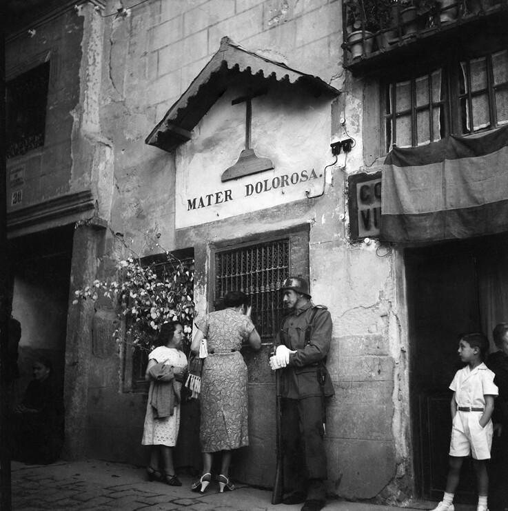 Calle Alfileritos un día de Corpus en los años 50. Fotografía de Francesc Catalá Roca © Arxiu Fotogràfic de l’Arxiu Històric del Col·legi d’Arquitectes de Catalunya. Signatura B_4336_355