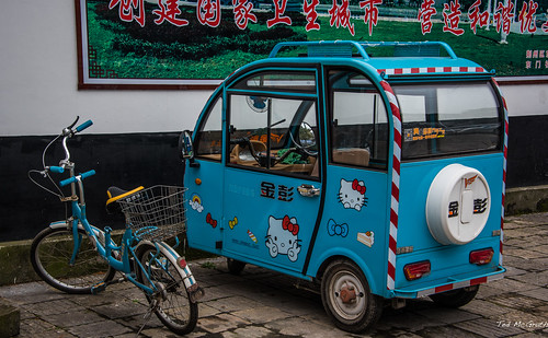 2016 china cropped jingzhou nikon nikond750 nikonfx tedmcgrath tedsphotos vignetting bicycle bike vehicle basket wheels pedals streetscene street blue