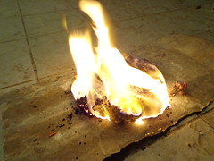 Το κάψιμο των στεφανιών της Πρωτομαγιάς το βράδυ του Αϊ-Γιάννη στη Ψίνθο το 2014