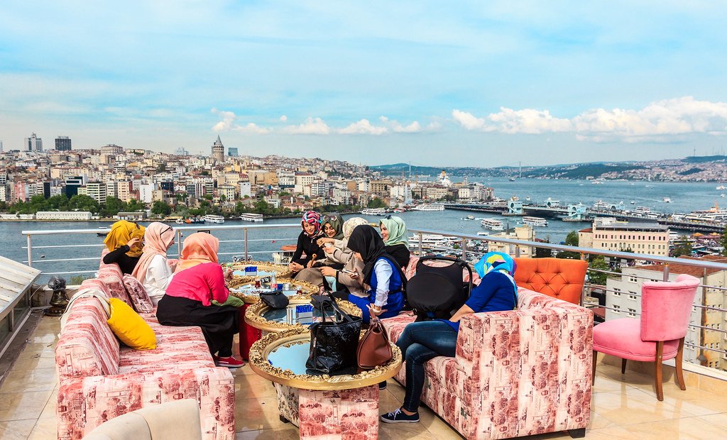 В каком районе жить в стамбуле. Стамбул кафе на крыше. Турция кафе на крыше Стамбул. Стамбул кафе с видом на Босфор. Стамбул уличные кафе.