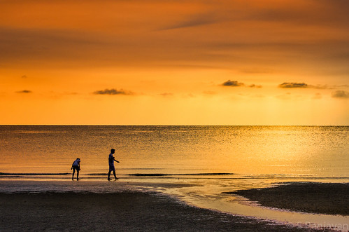 ocean beach sunrise early walk couples huahin silhoutte astoundingimage