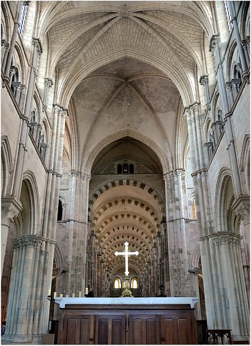 nef bourgogne basilique abbaye vézelay violletleduc yonne vezelay saintemariemadeleine artroman façadeoccidentale xiiesiècle architectureromane labasiliqueabbatiale