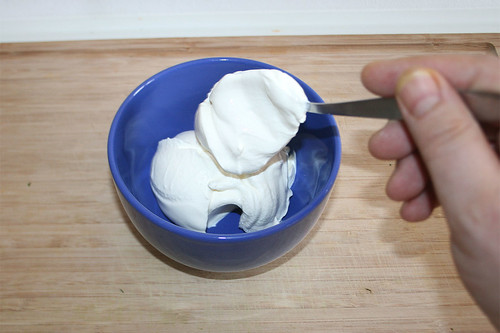 32 - Schmand in Schüssel geben / Put sour cream in bowl