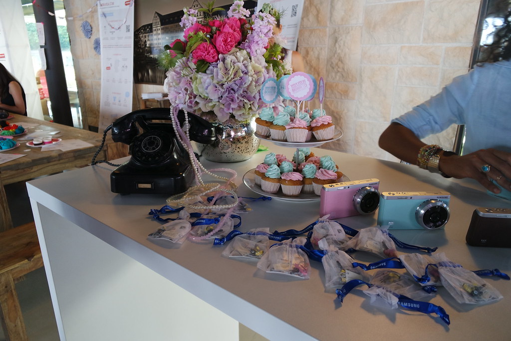 Fashion-Blogger-Cafe-Berlin-pink-Samsung-Kamera-Cupcakes-test-fashionblog-modeblog