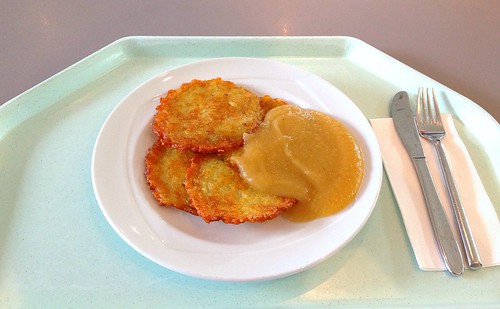 Reiberdatschi mit Apfelmus / Potato pankcakes with apple puree