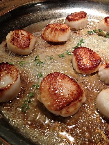 Scallops with thyme butter sauce - perfectly seared