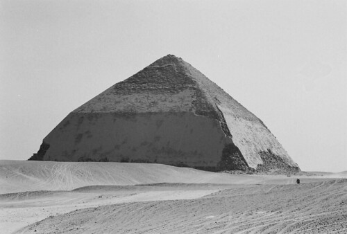 Bent_pyramid