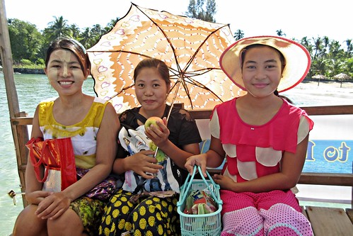 ngapalibeach pleasantviewisland rakhinestate myanmar burma asia asie ferry ferryboat passengers girls women ladies apple hat umbrella parasol smiles