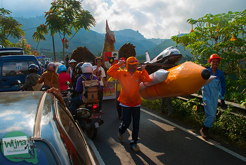 Semarak kirab Burug Garuda dan Roket di pawai 17 agustus di sepanjang perjalanan menuju Dieng, Jawa Tengah