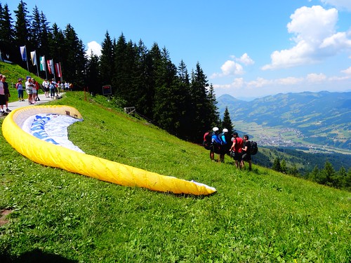 sun kitzbuhel jump views paragliding adrenaline breathtaking hahnenkamm