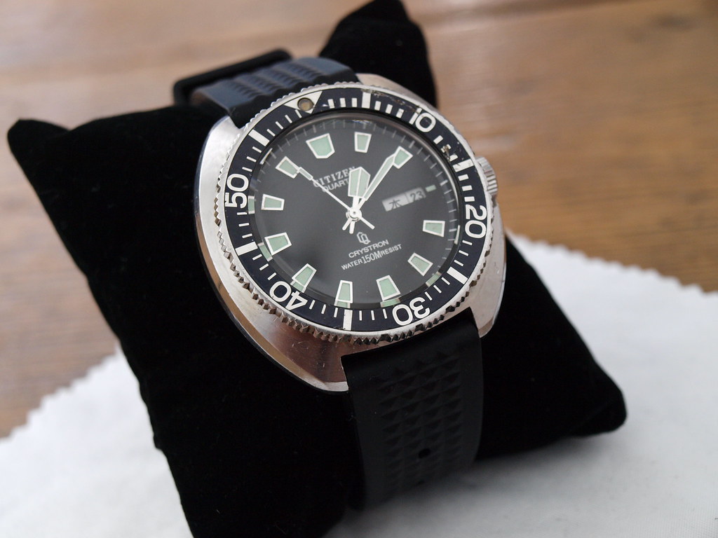 Cushion case diver watch sale