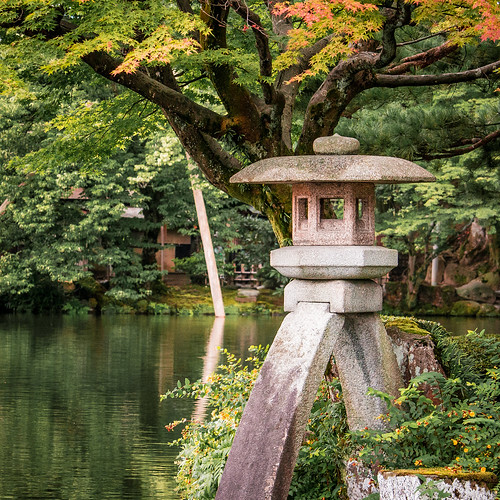 japan stone garden lantern maeda kanazawa kenrokuen kasumi kasumigaike