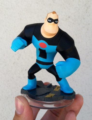 Mr. Incredible Blue Suit DisneyInfinityFans.com exlusive. 