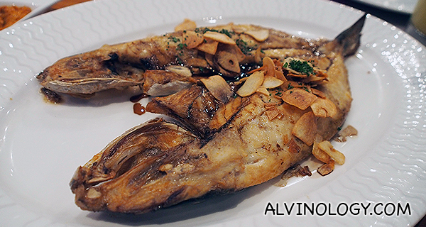 Fish baked with almond flakes 