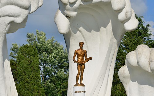 desktop sculpture georgia waves wwii poti worldwariimemorial featured classicizing triumphsofcommunism