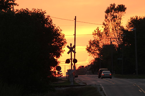 road railroad travel autumn orange fall cars evening crossing dusk goinghome oakcreek milwaukeecounty carrollville