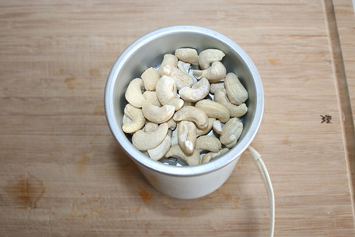24 - Cashewnüsse in Mühle geben / Put cashews in mill