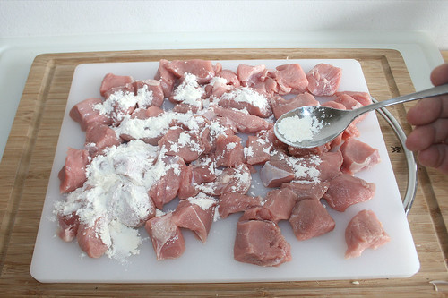 14 - Kalbsfleisch mit Mehl bestäuben / Dredge veal with flour