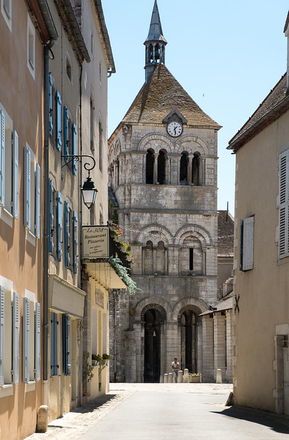 Clocher-porche (XIIe-XIXe s.) de l'abbatiale Saint-Léger d'Ébreuil (Allier, France