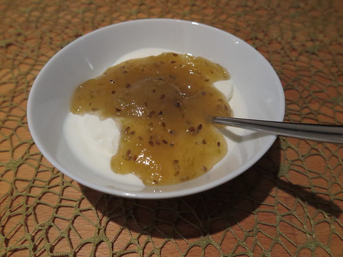 Joghurt mit Stachelbeermarmelade