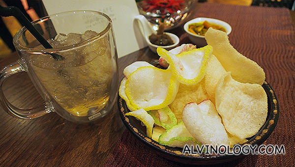 Welcome keropok and a glass of lemongrass drink 