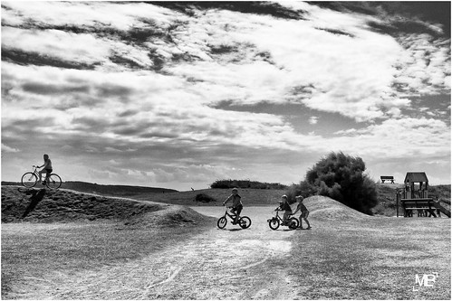 sky bw monochrome bike bicycle clouds landscape nb ciel enfants normandie nuages paysage vélo 2014 jeux cotentin scènedevie leicam8 télémètre