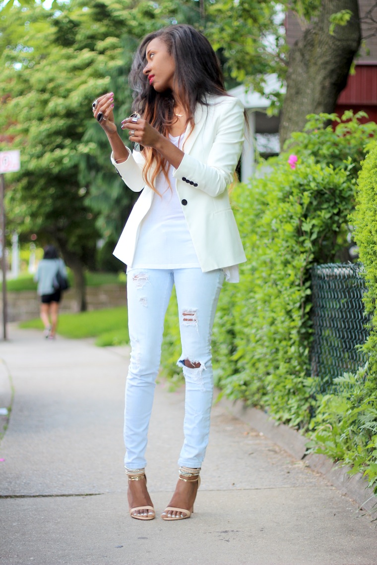 All white with ripped Jeans – STYLE NINA