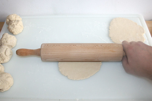31 - Teig ausrollen / Roll dough