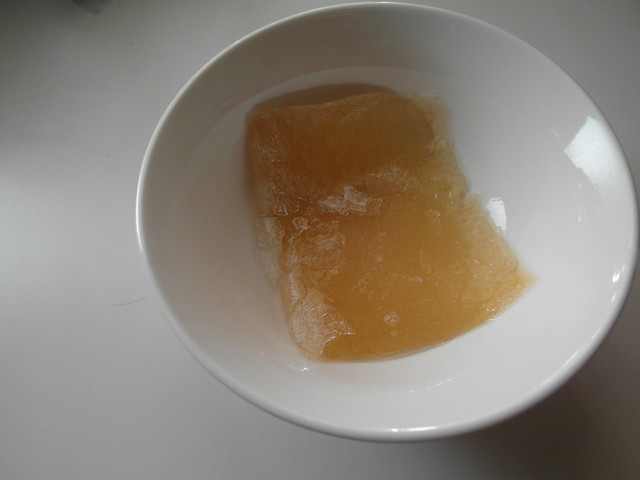 解凍前的冰塊狀，因為很薄所以很好折斷，放在小一點的碗也沒問題@田記滴雞精
