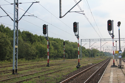 railroad station canon platform tracks poland polska rail railway signals pkp lubelszczyzna lubelskie d297 canoneos550d canonefs18135mmf3556is wólkaokopska d2963