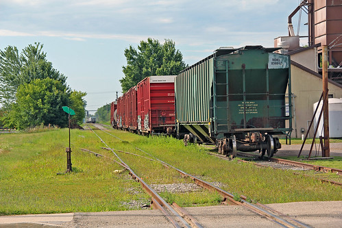 lakestaterailway standishmichigan tracks railroadtracks freight carsshortline railroadscovered hopper carsmichiganmichigan railroads detroitmackinacrailroad
