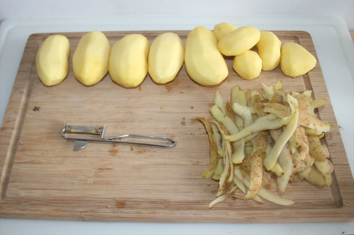 31 - Kartoffeln schälen / Peel potatoes