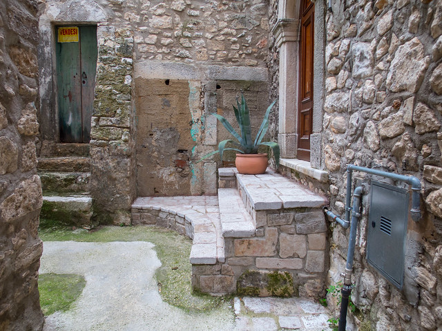 Back alley in Vico del Gargano, Italy