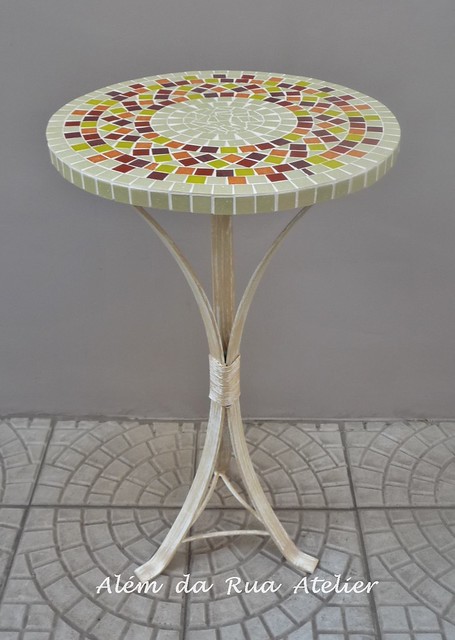 Mesa com tampo em mosaico