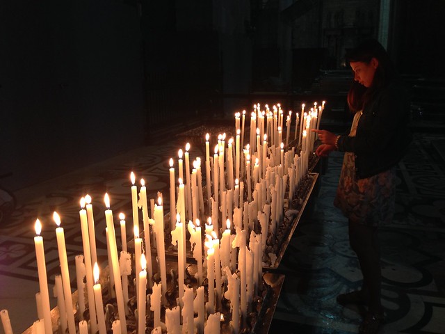 Duomo, MIlan, Oyen lighting candles