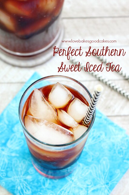 Cool off this Summer with a nice, big glass of this Perfect Southern Sweet Iced Tea!! There's a simple trick to keep it from being bitter! #sweettea #drinks #summer