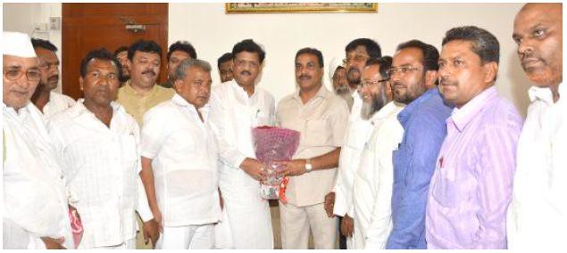 Minority Minister Arif Naseem Khan felicitated by people after reservation announcement by CM.