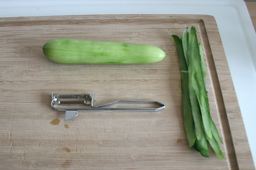 16 - Gurke schälen / Peel cucumber