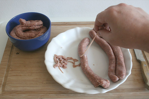 15 - Bratwurt-Brät aus Pelle entnehmen / Remove suasage meat from skin