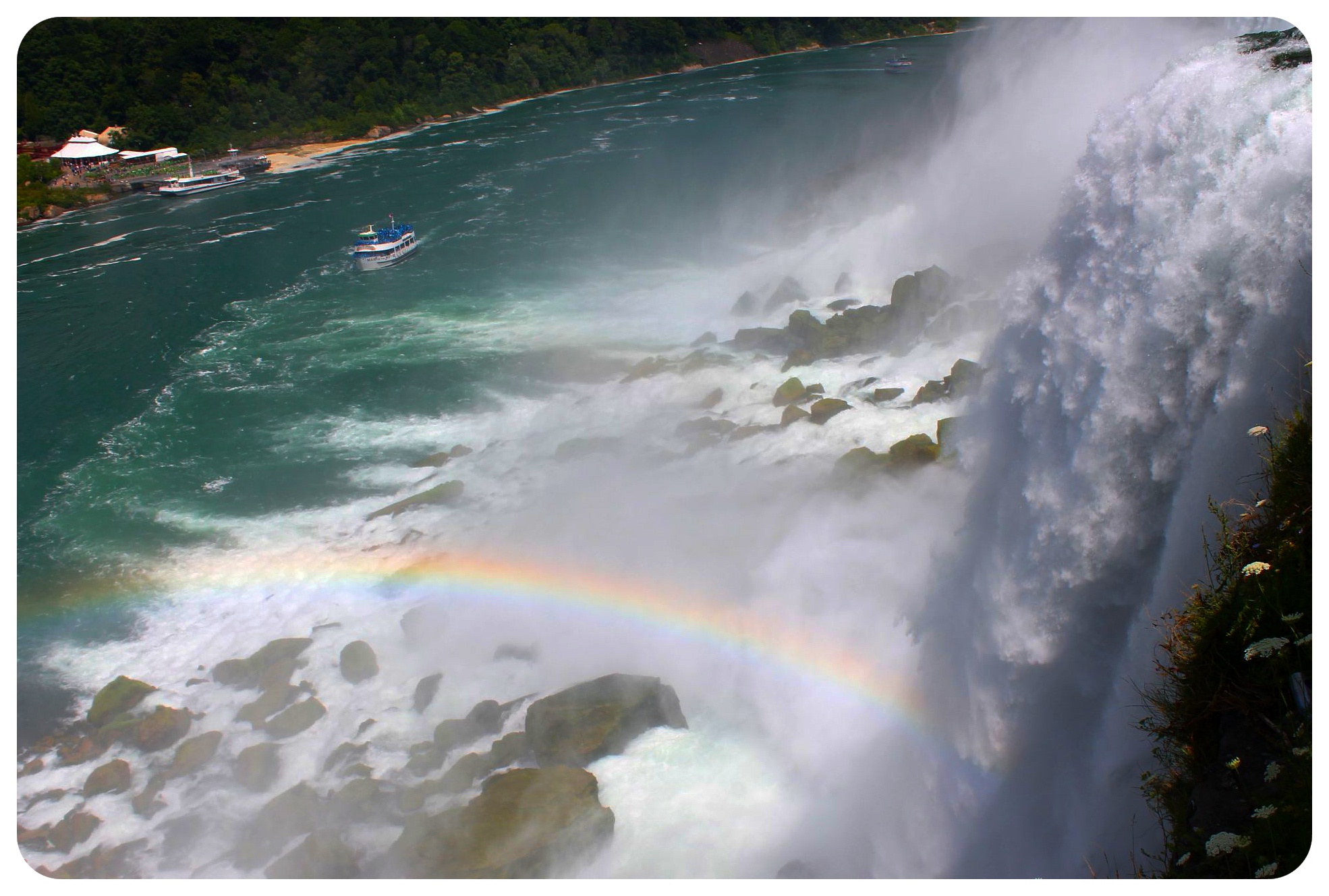 niagara falls with rainbow