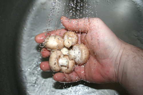 16 - Pilze abspülen / Wash mushrooms