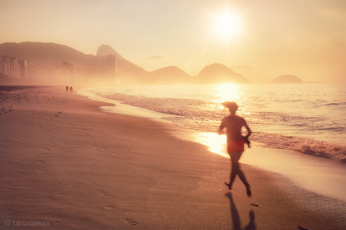 sea brazil praia beach rio riodejaneiro sunrise canon running run copacabana corrida hdr correndo correr nascerdosol 70d