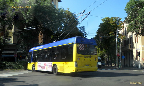 filobus Neoplan n°03 mentre entra in viale Sigonio - linea 6
