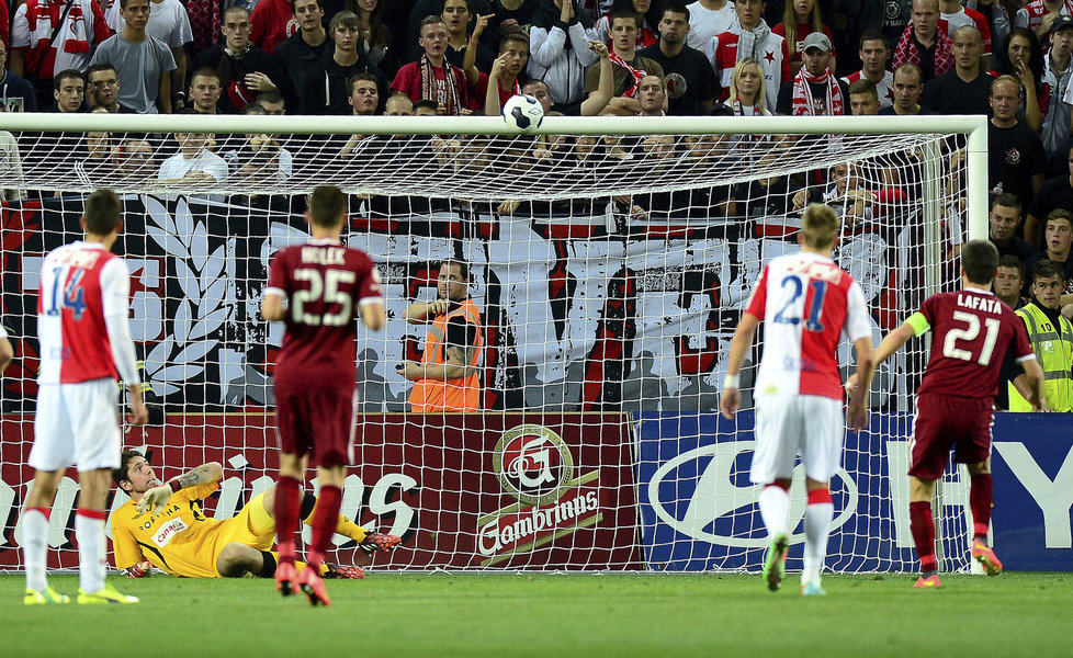 140927_CZE_Slavia_Praha_v_Sparta_Praha0_2_David_Lafata_fails_to score_from_penalty_spot