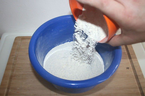 16 - Mehl in Schüssel geben / Put flour in bowl