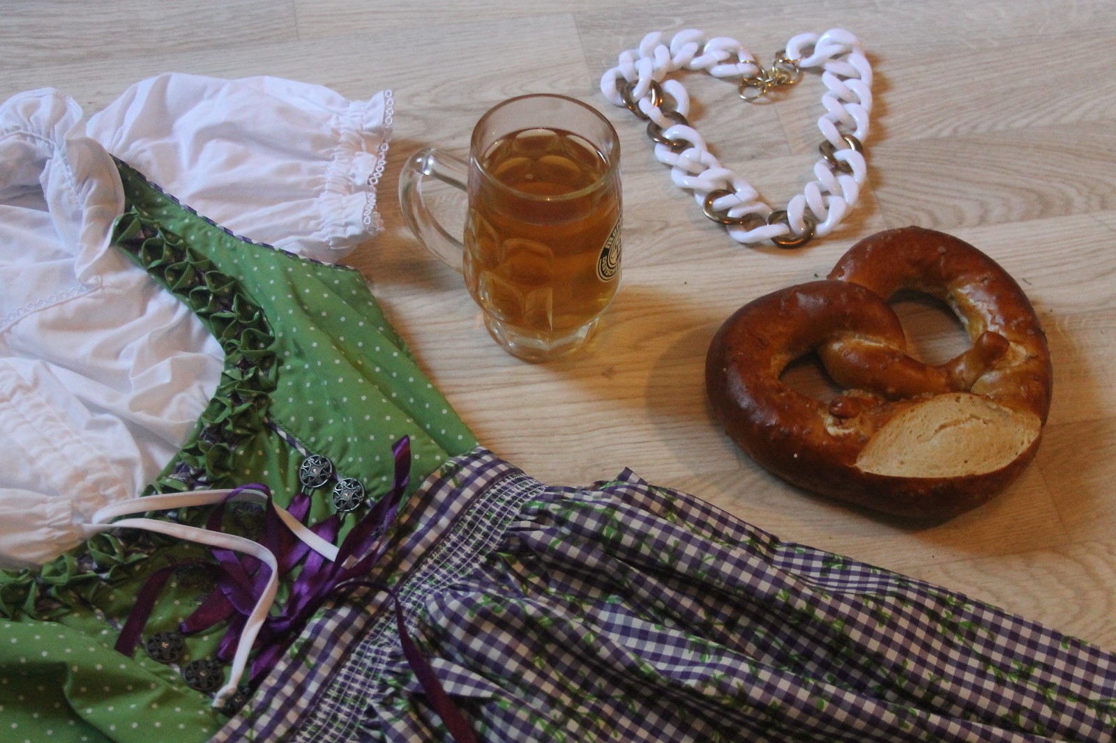 zalando-oktoberfest-dirndl-wiesn-gruen-lila-bier-brezel-outfit-fashionblog-anziehen