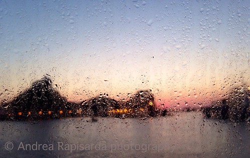 sunset window drops mare luci iphone gocce oblò ©allrightsreserved dropseolievulcano