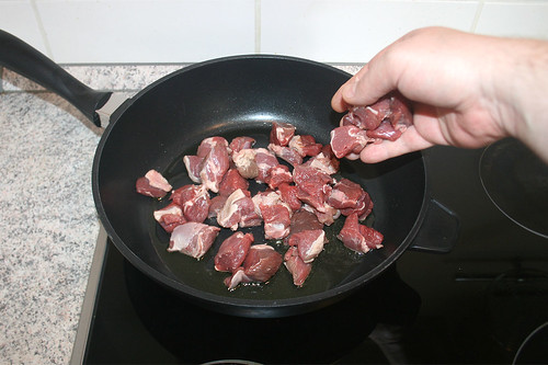 24 - Lammfleisch in Pfanne geben / Put lamb in pan