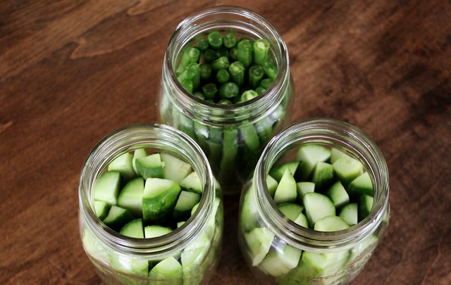 easy-garlic-dill-refrigerator-pickles