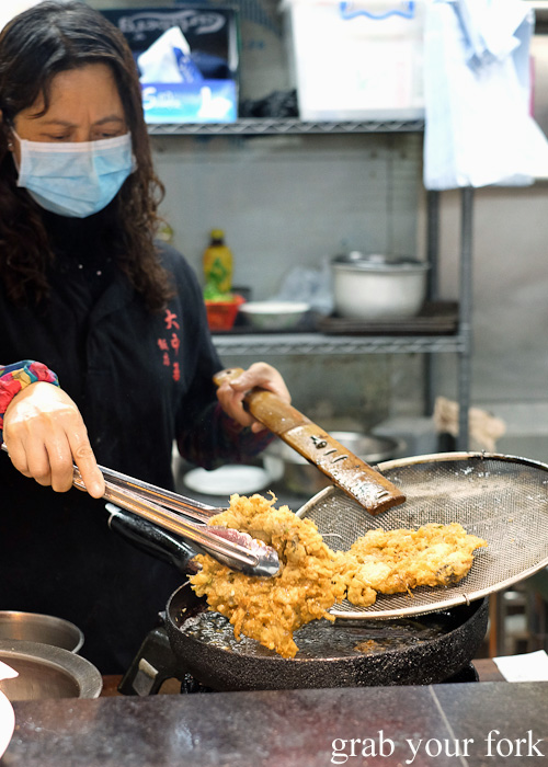 Frying the oyster pancake at Tai Chung Wah, Cheung Sha Wan, Hong Kong